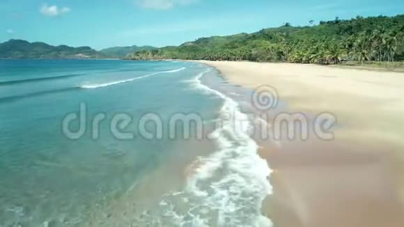 空中无人机观看热带天堂海滩白沙和绿松石水晶清澈海水视频的预览图