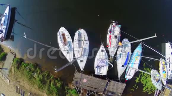 停泊在港口的帆船游艇的空中垂直视野视频的预览图
