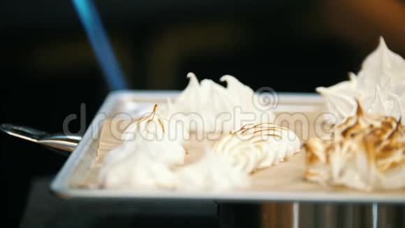 米林盖工艺烹饪厨师用火装饰托盘上的甜点视频的预览图