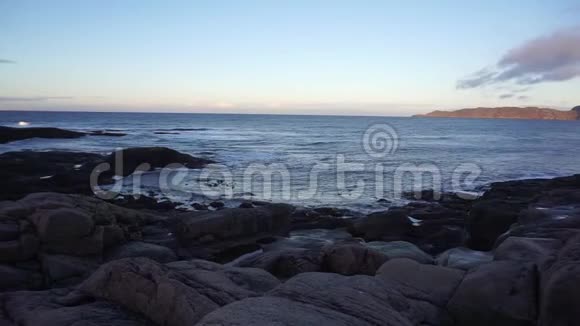 北极海岸带巴伦支海的圆形岩石海滩的美丽景观视频的预览图
