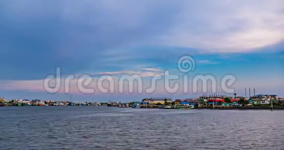 在泰国塔钦河沿岸的渔船上度过傍晚的云视频的预览图