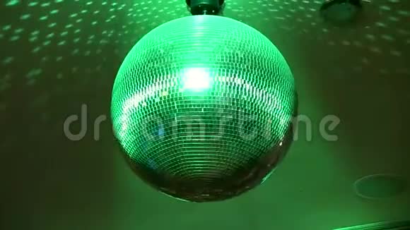 明亮的彩色镜子时髦的迪斯科舞厅晚会夜总会天花板装饰灯旋转视频的预览图