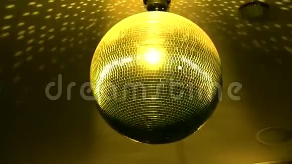 令人惊奇的节日明亮的彩色镜子时髦的迪斯科舞厅派对夜总会天花板装饰灯旋转视频的预览图