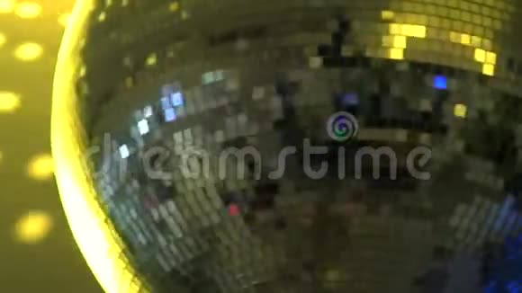 华丽明亮的彩色镜子时髦的迪斯科舞厅晚会夜总会天花板装饰灯旋转视频的预览图