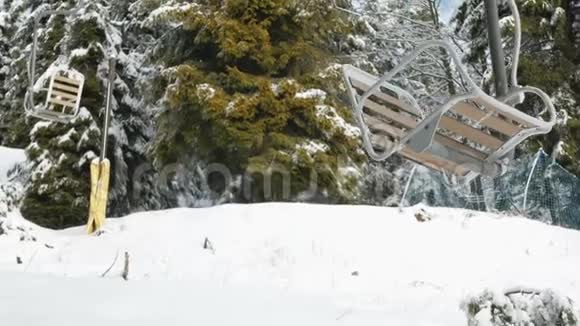 冬季高山风景区的高架客运索道视频的预览图