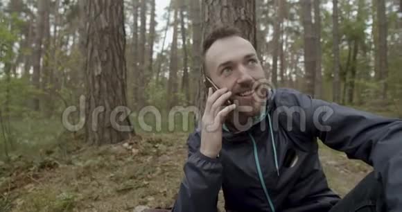 森林里带智能手机的旅行者视频的预览图