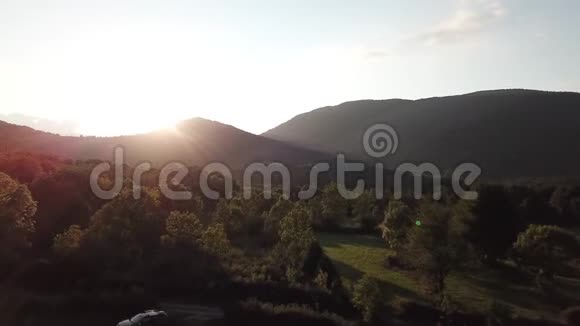 法国比利牛斯山脉森林和阳光的空中景色视频的预览图