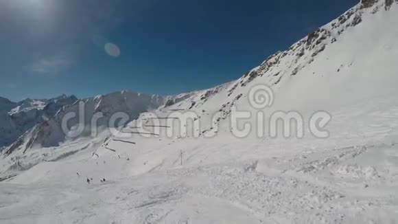 滑过滑雪者的眼睛视频的预览图