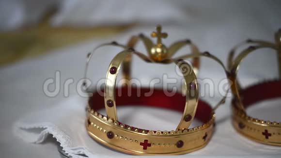 婚礼的教堂属性金冠在祭坛上视频的预览图