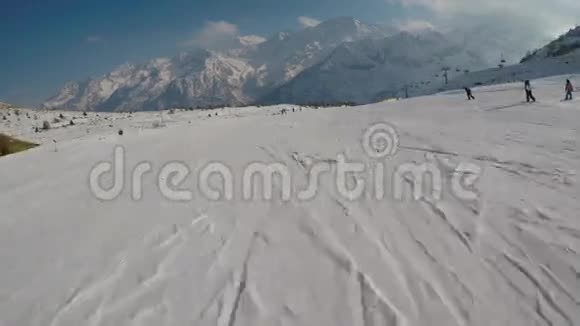 滑过滑雪者的眼睛视频的预览图