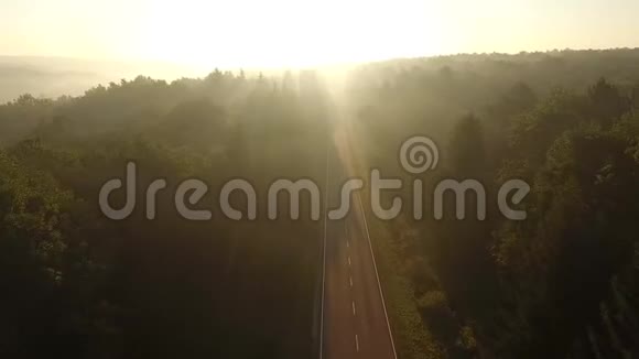 日出时飞越马路视频的预览图