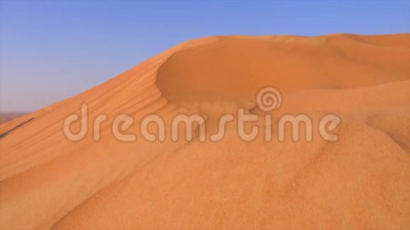 沙丘上的沙漠景观炎热的沙漠中的黄色沙丘视频的预览图