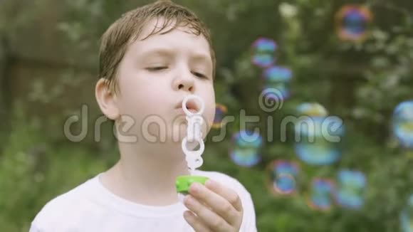 快乐男孩吹肥皂泡视频的预览图