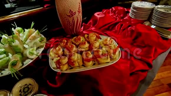 自助餐用红桌布上的盘子餐具特写食物视频的预览图