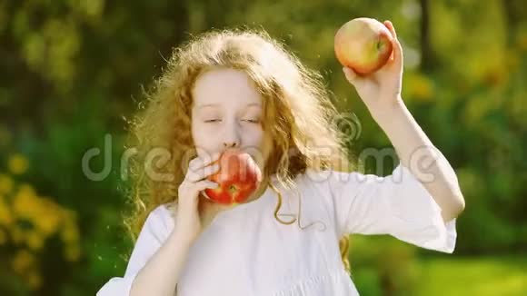 秋天花园里有苹果眼睛的女孩视频的预览图