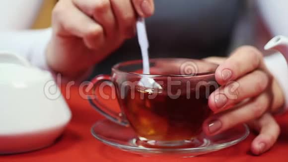 休息的人女人在杯子里搅拌糖工作中放松的人视频的预览图