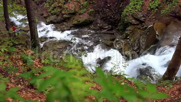 瀑布山景观山区河流视频的预览图