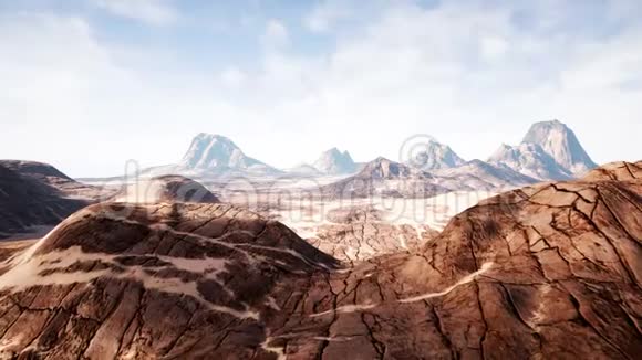 一个美丽的沙漠红岩峡谷的时间推移视图4K视频的预览图