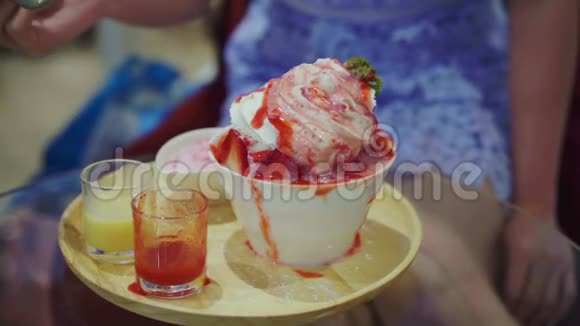 手拿勺子舀丁苏草莓视频的预览图