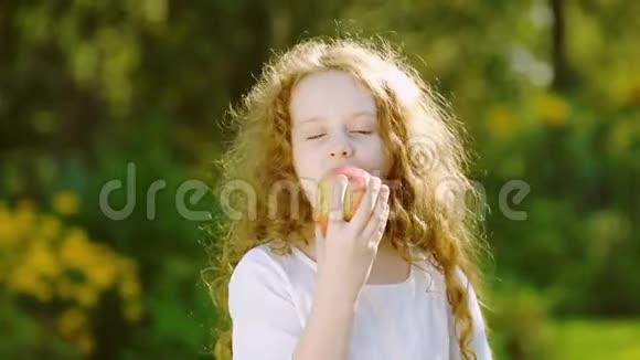 秋天花园里有苹果眼睛的女孩视频的预览图