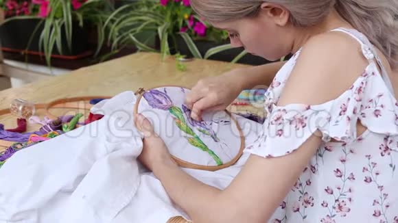 桌子上的女孩用针头缝纫针线活刺绣爱好手工艺视频的预览图
