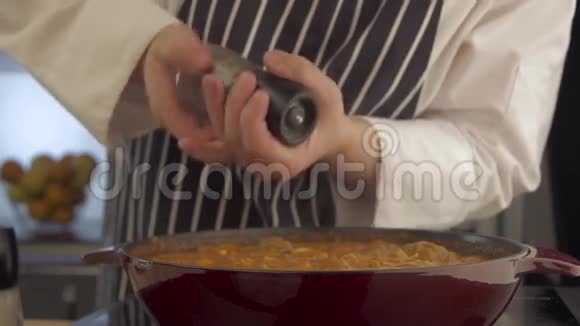 厨师洒菜视频的预览图