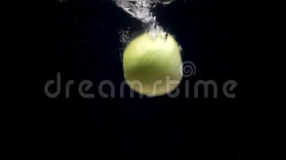 落在水里的绿苹果的足迹视频的预览图