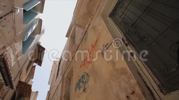 旧城区街道狭窄旧房子满是涂鸦视频的预览图
