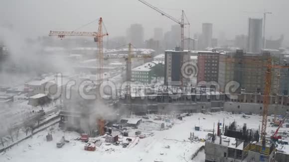 现代冬季城市景观中未完成的住宅建筑施工现场视频的预览图