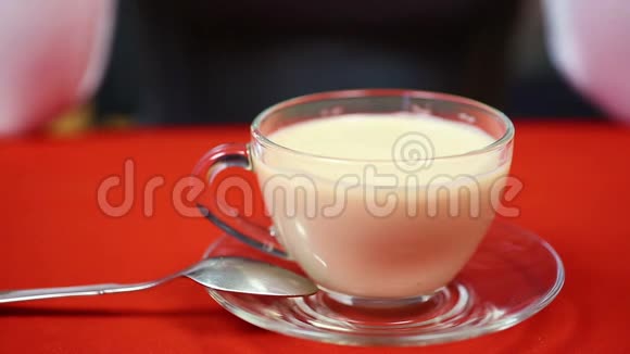 女商人在工作场所喝一杯加牛奶的红茶视频的预览图
