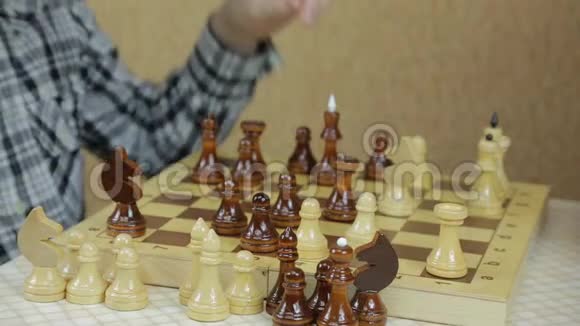 青少年下棋的手视频的预览图