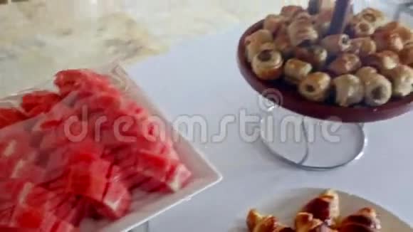 酒店餐厅桌上的切好西瓜甜点视频的预览图