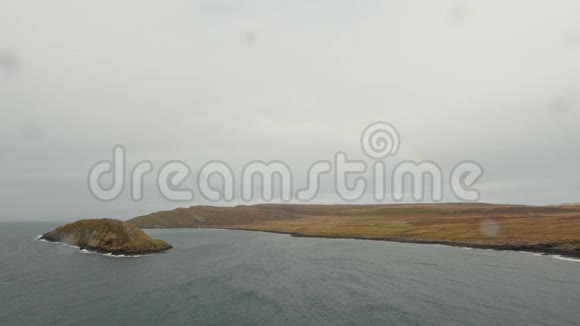 苏格兰Skye岛的海景彩虹从麦克劳德城堡的废墟中看到视频的预览图