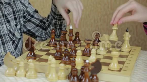 青少年下棋的手视频的预览图