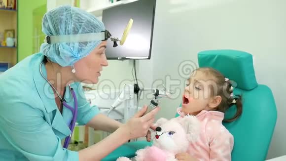 耳鼻喉科医生治疗婴儿体检儿童健康预防耳鼻喉科医生咨询耳镜检查视频的预览图