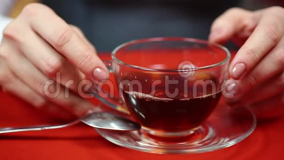 女孩在红茶里倒牛奶真正的美食家准备美味饮料视频的预览图