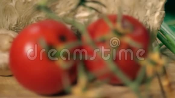 腐番茄木背景聚焦视频的预览图