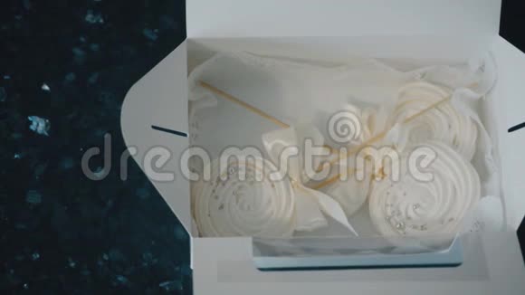 糖果师用一个温柔的弓把蛋糕放在一个盒子里视频的预览图