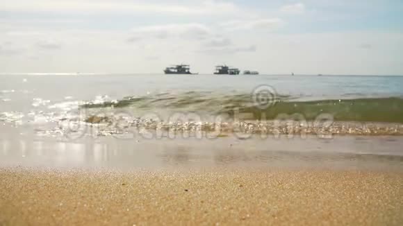 热带沙滩地平线上有一艘船视频的预览图