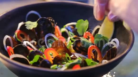 厨师介绍美味的贻贝在手工木碗海鲜餐厅菜肴日本或亚洲食品视频的预览图