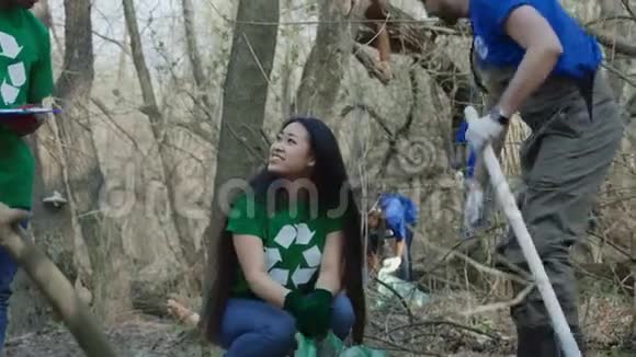 志愿者在树林里收集垃圾视频的预览图