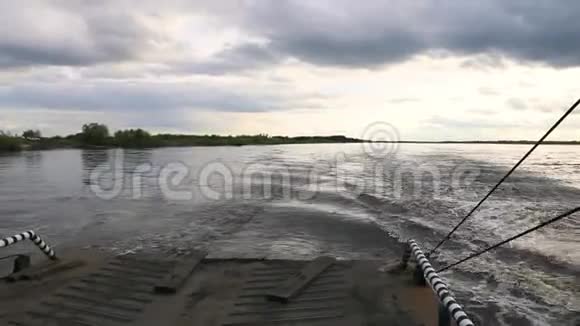在横跨苏霍纳河北部的小型汽车渡轮上俄罗斯北部塞维纳亚德维纳的涌入视频的预览图
