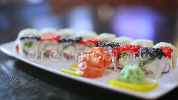 美味的亚洲餐厅菜肴芥末姜红和黑鱼子酱的寿司卷视频的预览图