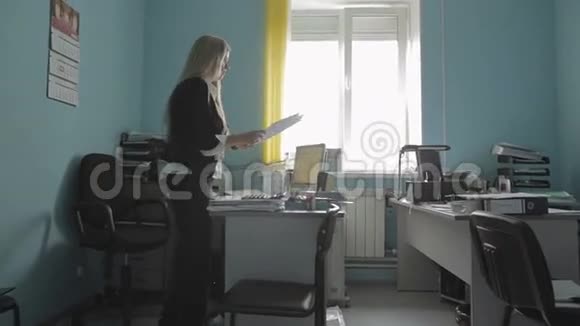 美丽的年轻商务女性在办公室做体操股票录像视频的预览图