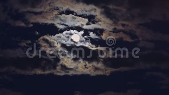 黑色夜空中的满月和白云视频的预览图