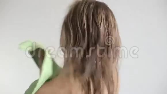 金发女人擦她的头发视频的预览图