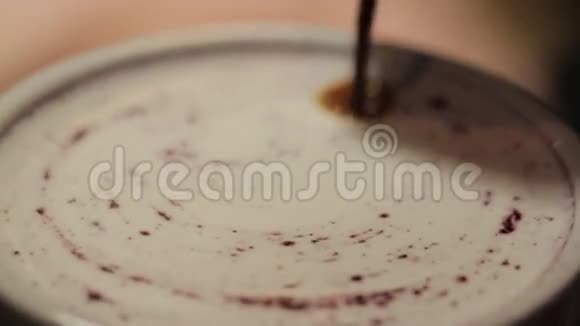 在卡布奇诺上浇糖浆视频的预览图