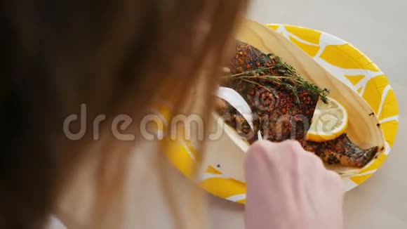 从侧面看咖啡厅的女人吃的虾视频的预览图