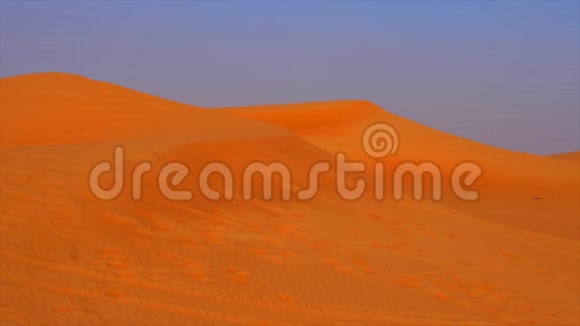 在沙丘上俯瞰高沙丘炎热沙漠中的沙丘视频的预览图
