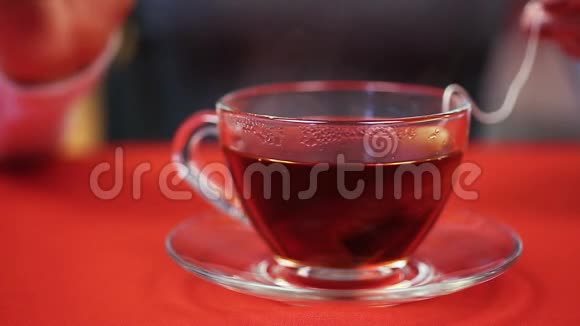 制红茶的过程女人用勺子按着茶杯视频的预览图